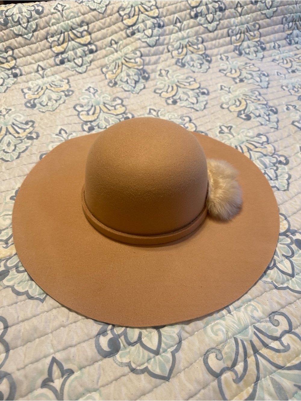 Women's Wide-Brim Felt Hat with Faux Fur Accent - Tan